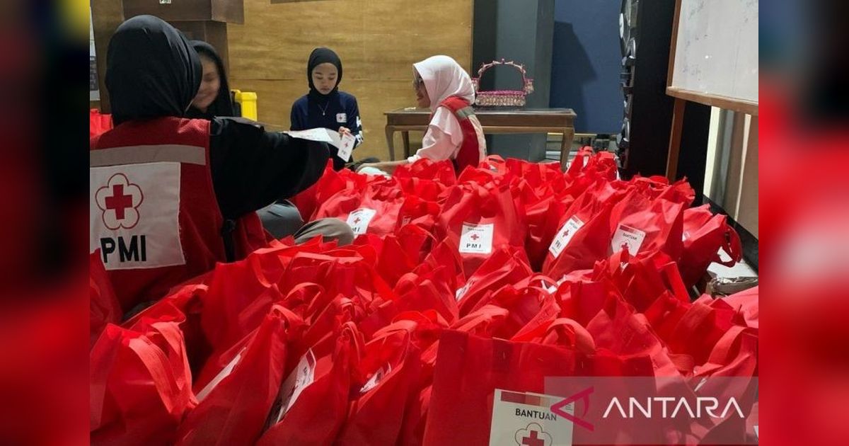 PMI Cianjur Salurkan Bantuan Logistik untuk Korban Banjir Sukaluyu