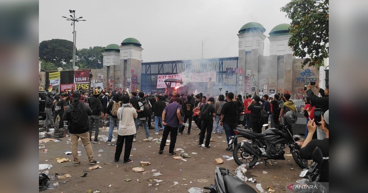 Polisi Bubarkan Massa Buruh di Gedung DPR, Ribuan Personel Dikerahkan