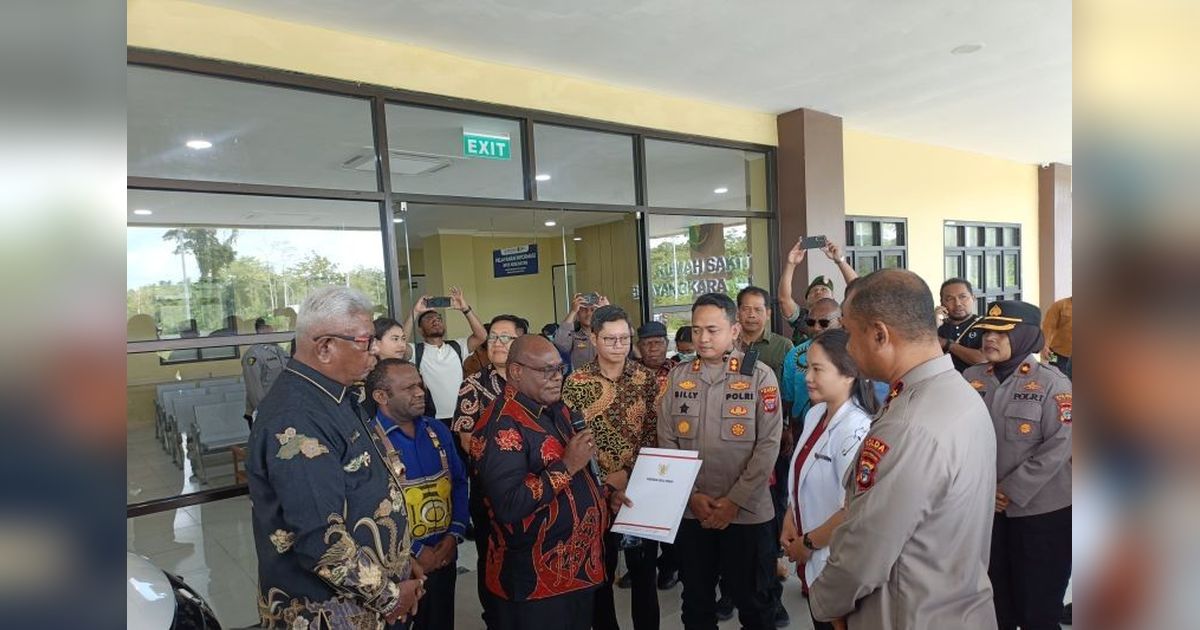 Pemprov Papua Tengah Berikan Dukungan Kesehatan: Dua Ambulans untuk TNI-Polri di Mimika