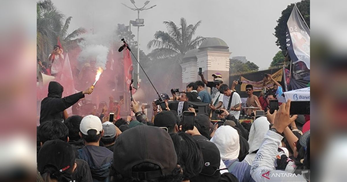 The Brandals Meriahkan Aksi May Day di Depan Gedung DPR, Hibur Ribuan Buruh