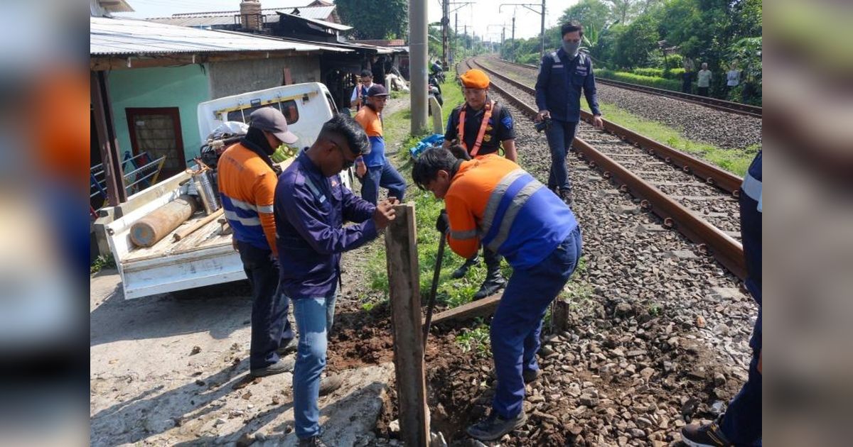 KAI Daop 1 Jakarta Tutup 12 Perlintasan Liar, Tingkatkan Keselamatan Perjalanan Kereta Api