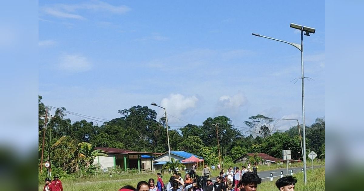 Buruh Sambas Bersihkan Perbatasan, Ubah Persepsi Negatif