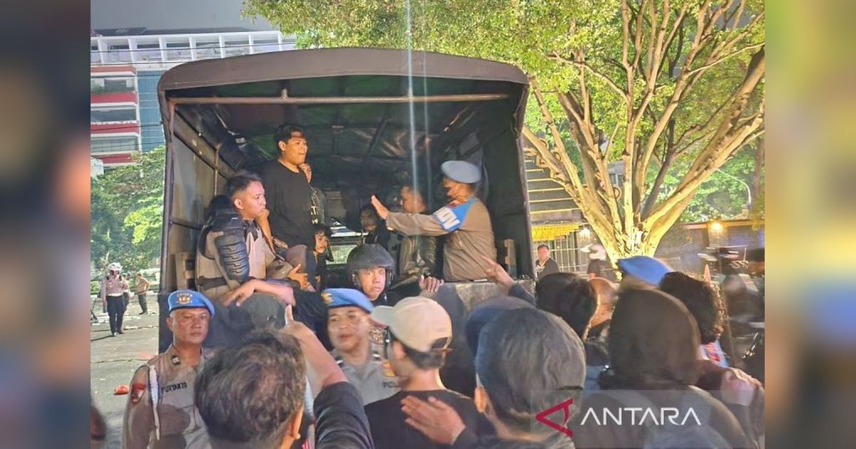 Aksi Ricuh Hari Buruh Semarang: Polisi Amankan Provokator