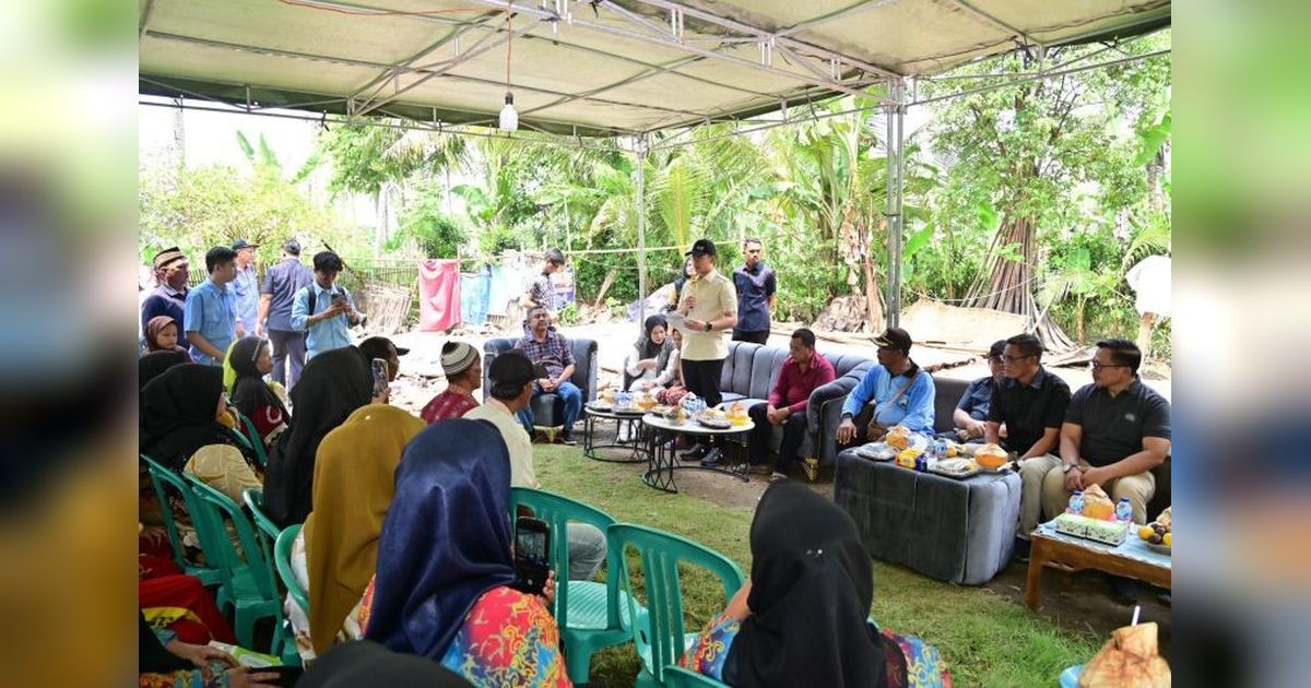 Pemkab Lamsel Berikan Bantuan Perbaikan Rumah Warga Korban Puting Beliung