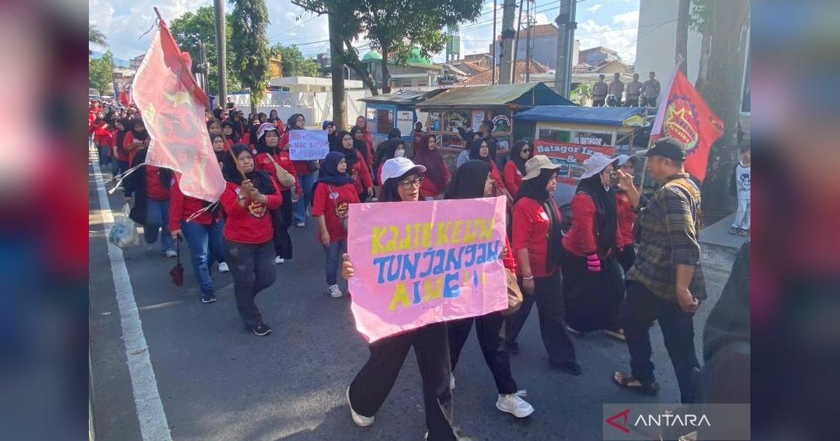 Ribuan Mantan Karyawan PT Danbi Internasional di Garut Menuntut Haknya