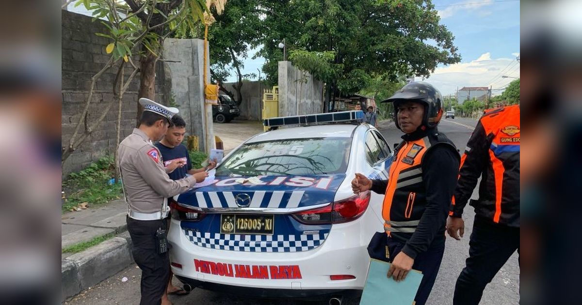 Polresta Denpasar Tertibkan Kendaraan Parkir Liar di Jalan Cargo: Tiga Truk Ditilang