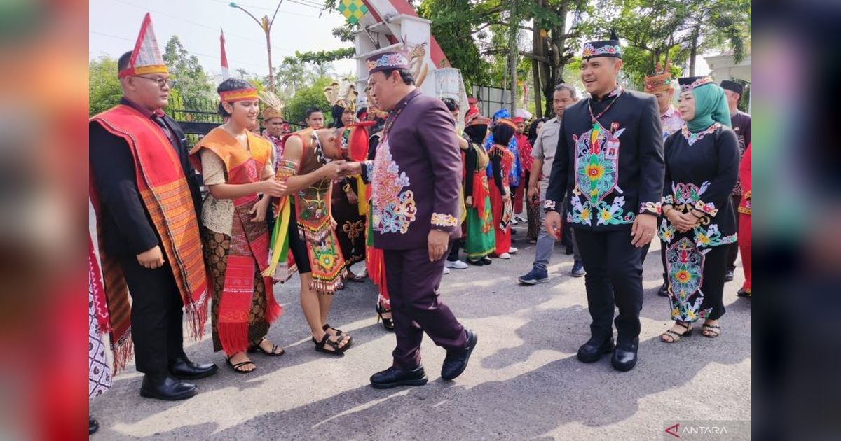 Pesona Adat Nusantara Warnai Hardiknas Kalteng 2025
