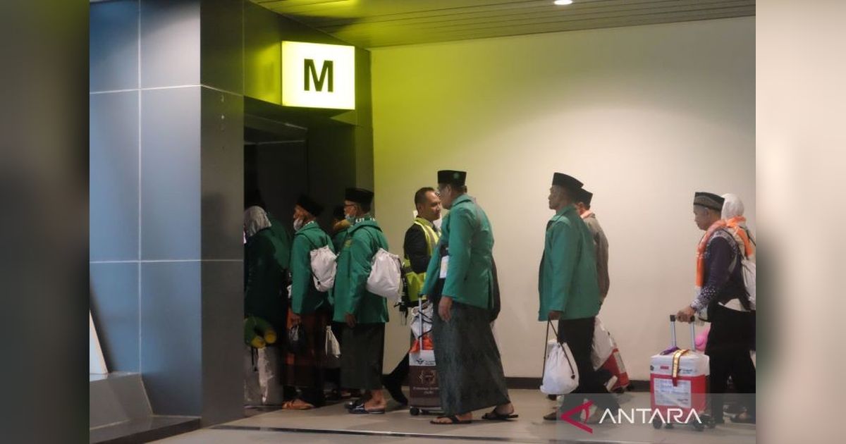 Kloter Pertama Jamaah Haji Jawa Timur Berangkat ke Tanah Suci