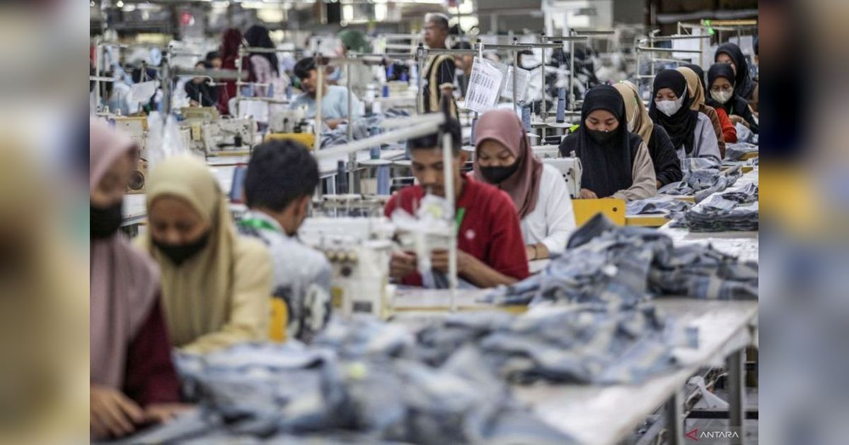 OJK Ingatkan Bank: Salurkan Kredit ke Industri TPT dengan Hati-Hati!