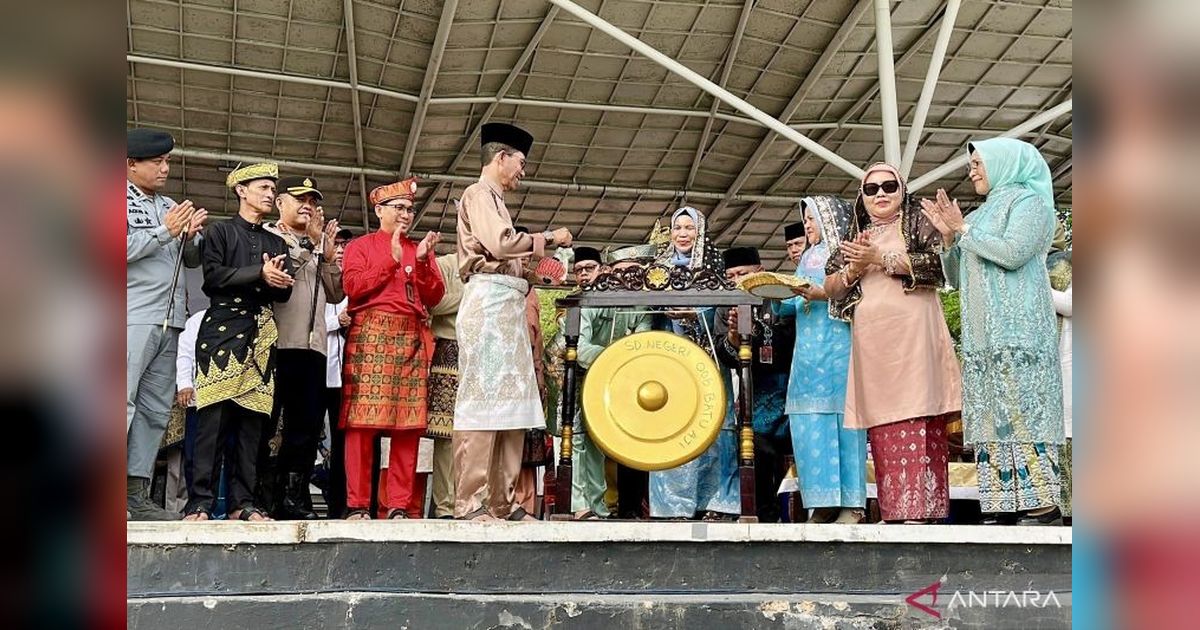 Pemkot Batam Berikan Bantuan SPP dan Seragam Gratis untuk Siswa Tidak Mampu