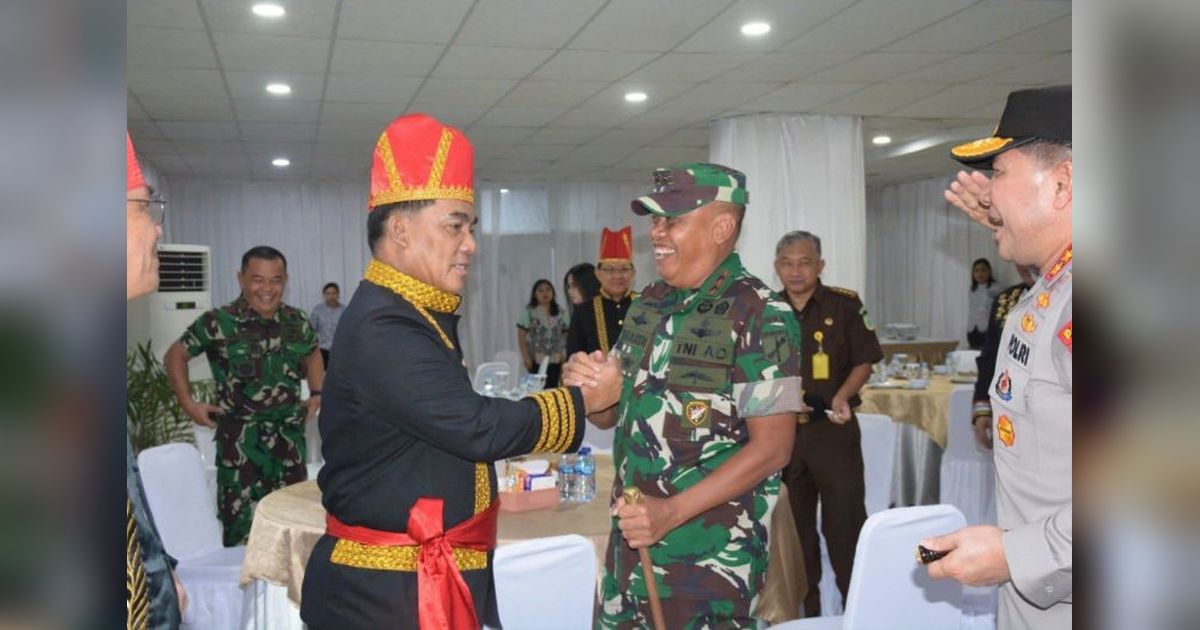 TNI Komitmen Majukan Pendidikan: Pangdam XIII/Merdeka Hadir di Upacara Hardiknas