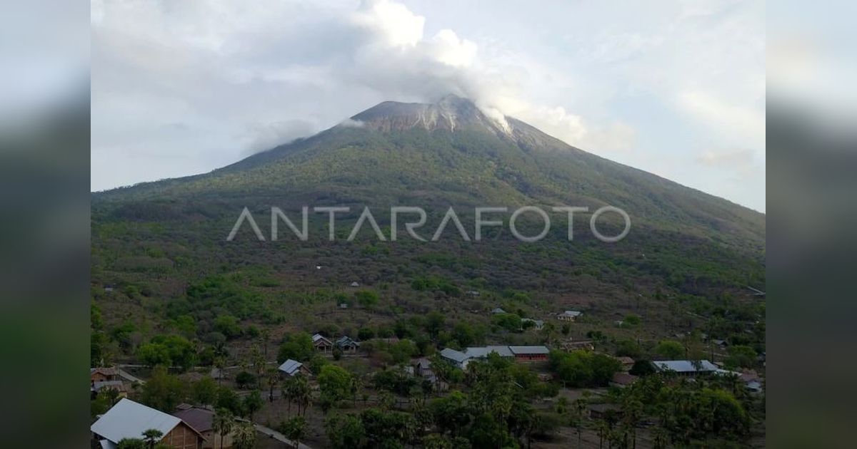 Waspada! BPBD Imbau Warga Lembata Antisipasi Hujan Abu dan Kerikil Gunung Lewotolok