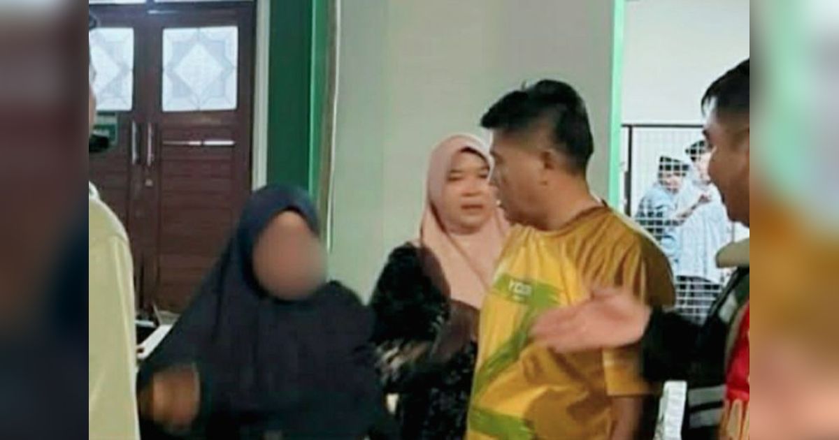 Satpol PP Karawang Tangkap Copet di Acara Pelepasan Calon Jamaah Haji