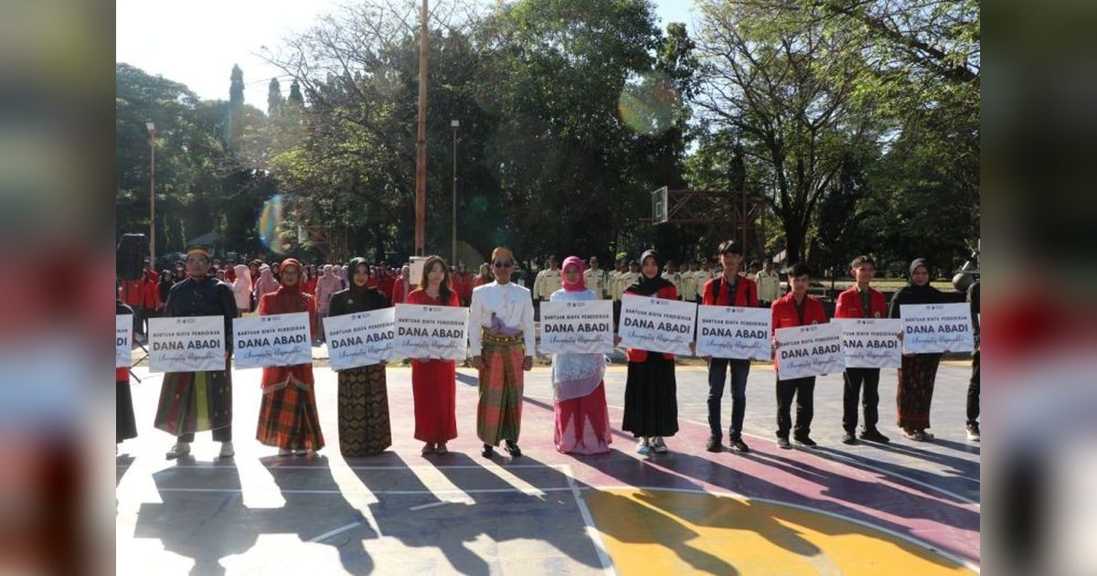 Unhas Berikan Bantuan Biaya Pendidikan Rp300 Juta untuk 300 Mahasiswa di Hari Pendidikan Nasional
