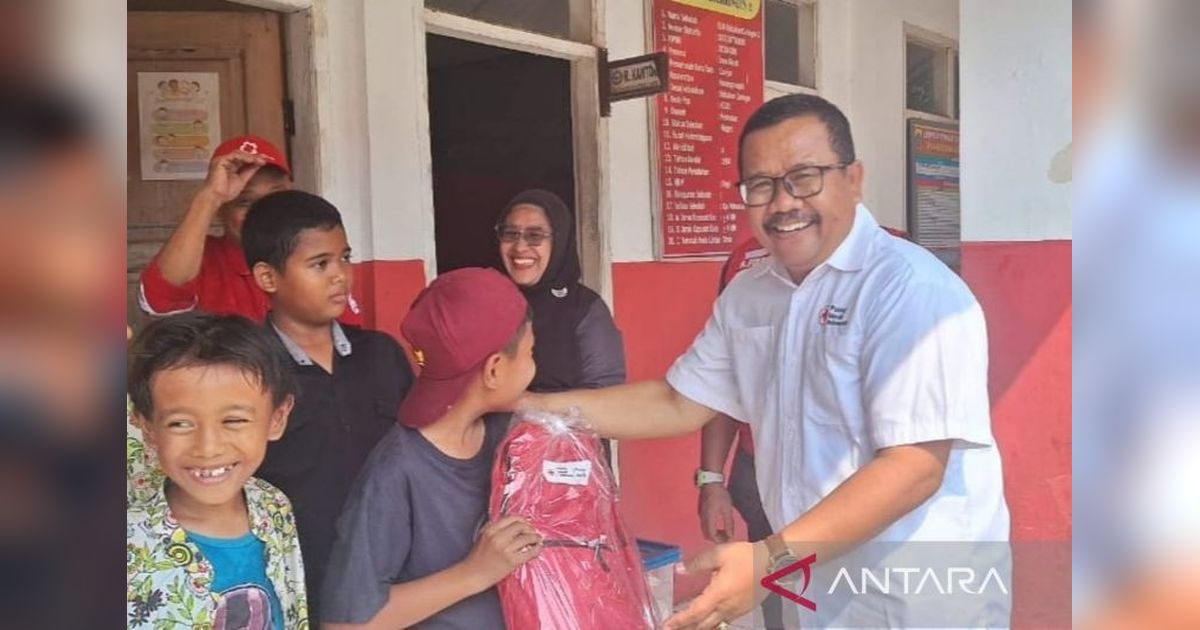PMI Cianjur Salurkan Bantuan Alat Sekolah untuk Korban Banjir