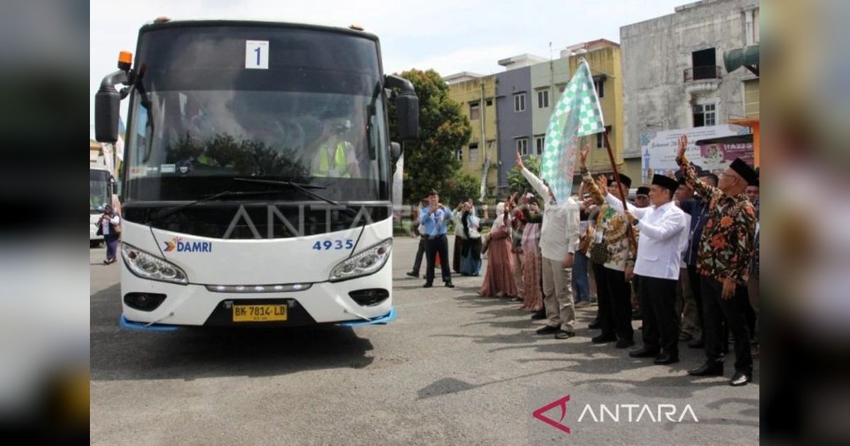 Wamenag Lepas Kloter 1 Jamaah Haji Embarkasi Medan: 358 Calon Haji Siap Menuju Tanah Suci