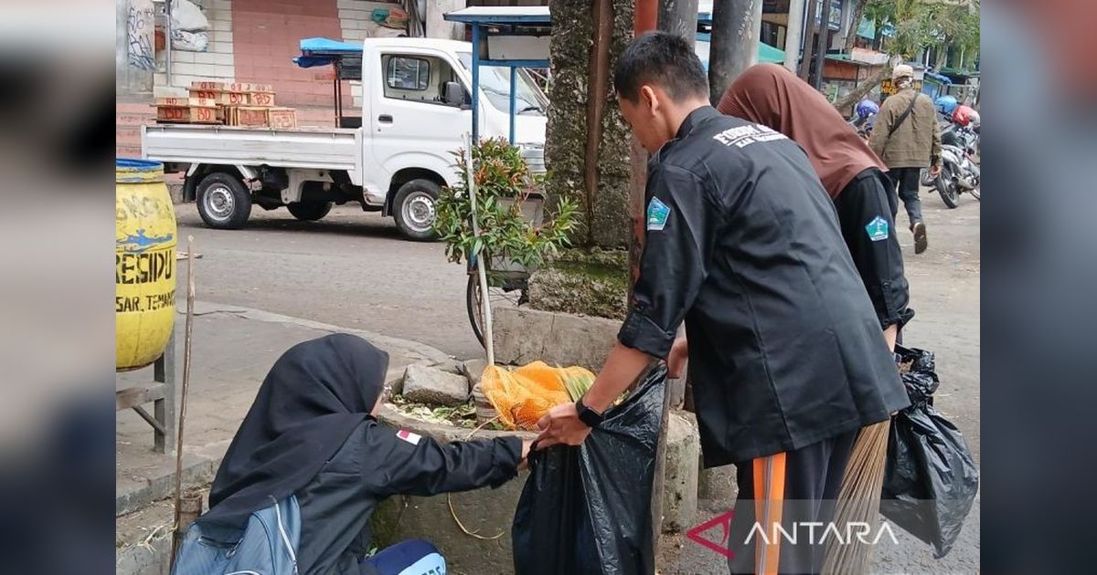 OSIS Temanggung Bersihkan Pasar Kliwon, Kampanye Kebersihan di Hari Pendidikan Nasional