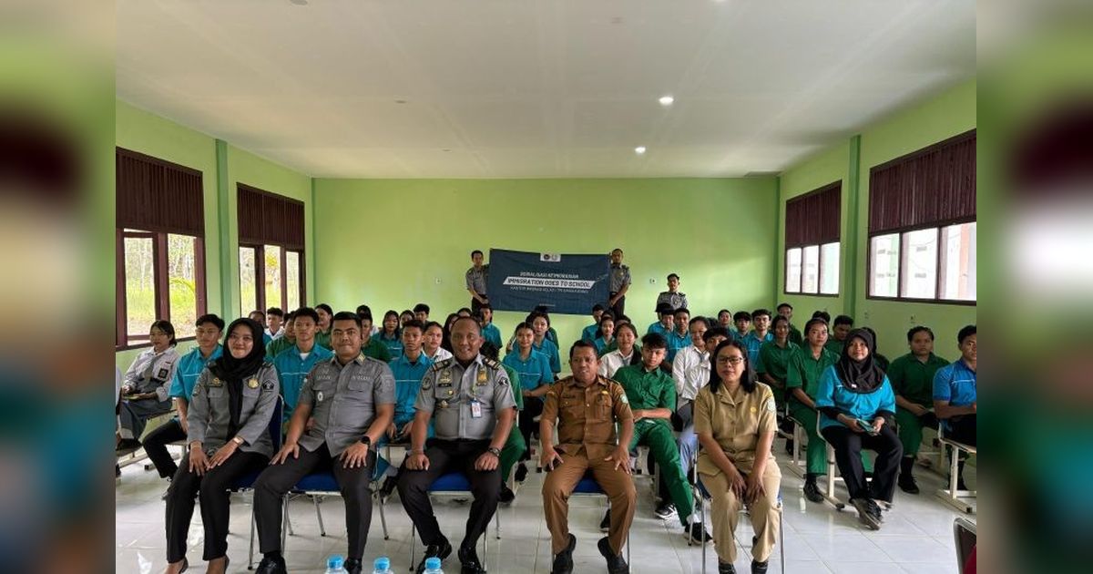 Sosialisasi Keimigrasian di Perbatasan: Imigrasi Singkawang Edukasi Pelajar SMK Jagoi Babang