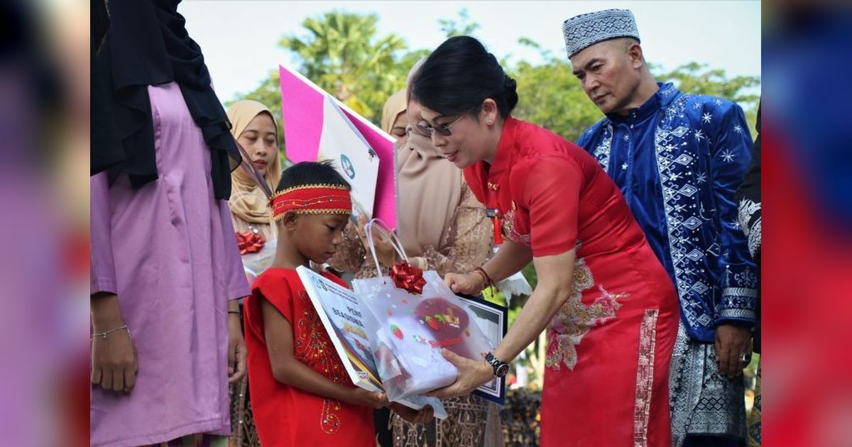 Pemkot Singkawang Berikan Beasiswa dan Seragam Sekolah untuk 1000 Siswa