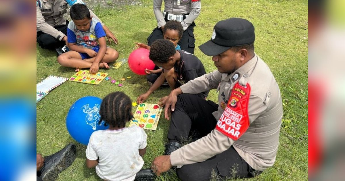 Polisi di Yalimo Ajar Anak-Anak Berhitung, Tingkatkan Kualitas Pendidikan di Elelim
