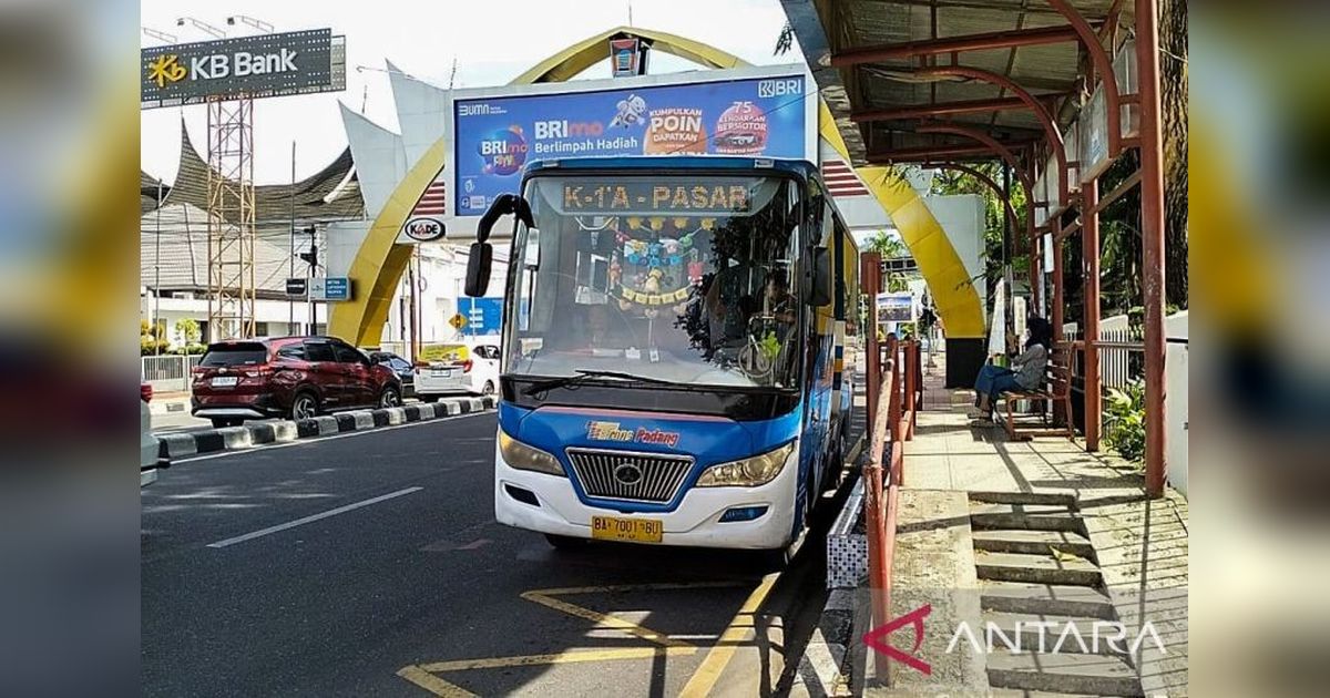 Momen Hardiknas: Pelajar Padang Naik Trans Padang Cuma Rp2!