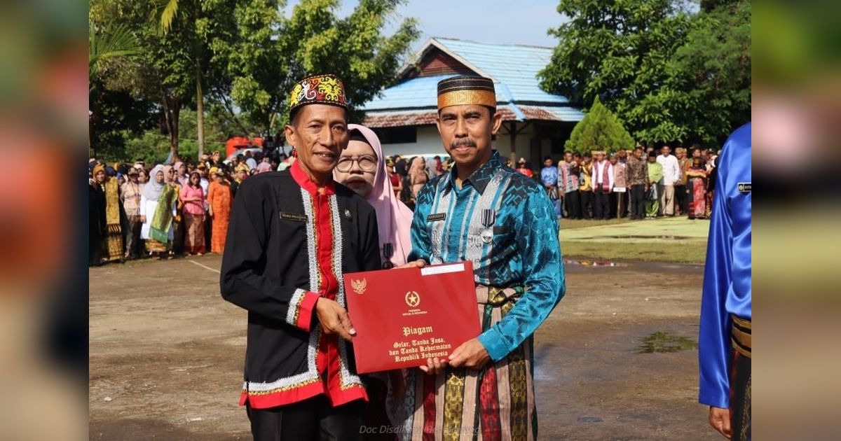 Disdikbud Bengkayang Beri Penghargaan kepada Kepala Sekolah Berdedikasi