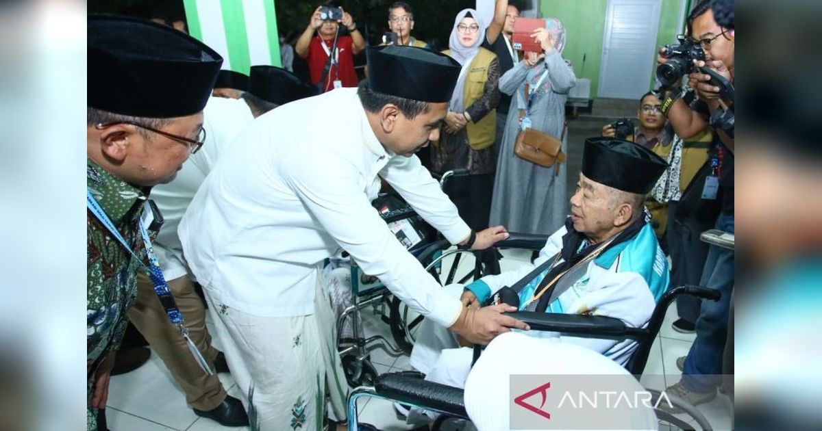 Wagub Jateng Lepas Calon Jamaah Haji Kloter 1 Embarkasi Solo, Waspadai Cuaca Panas!