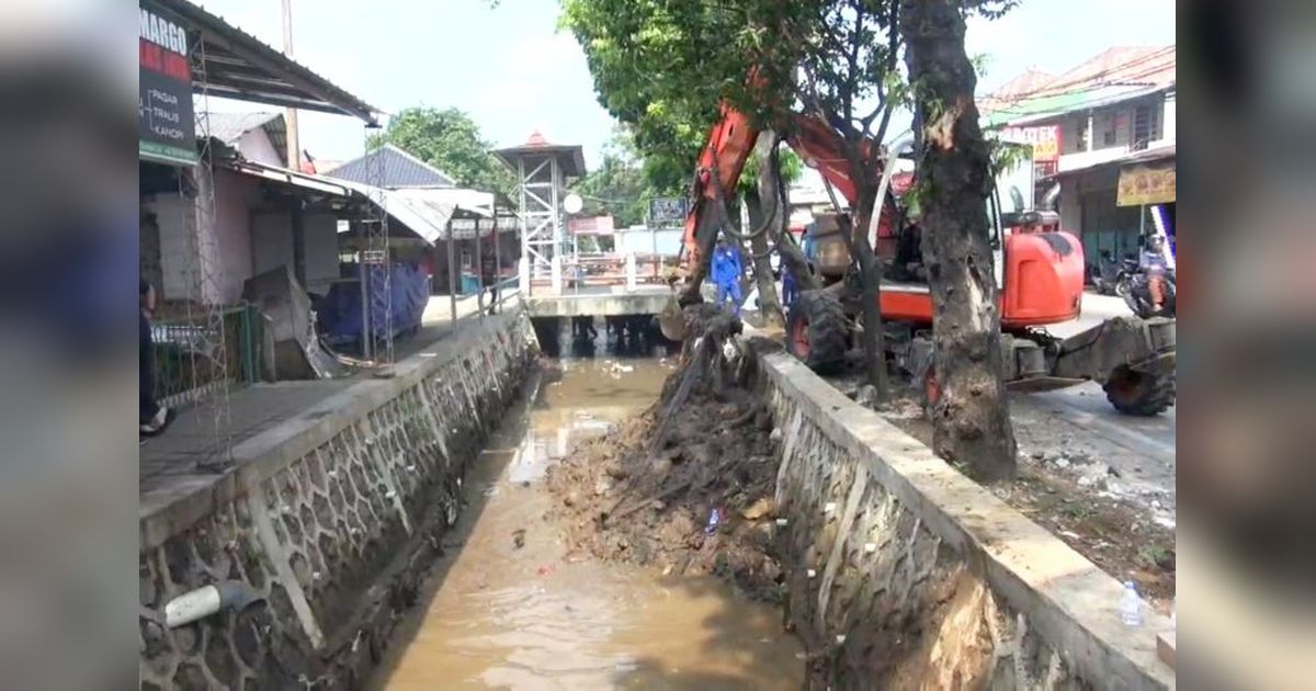 Cegah Banjir, SDA Jaksel Keruk Kali di Jagakarsa Sepanjang 1 Km