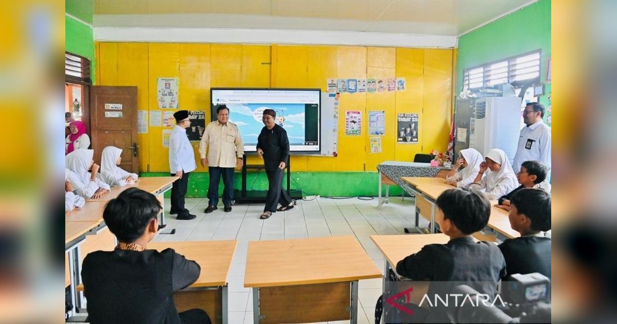 Prabowo Tinjau Penggunaan Smart Board di Sekolah, Dorong Digitalisasi Pendidikan Indonesia