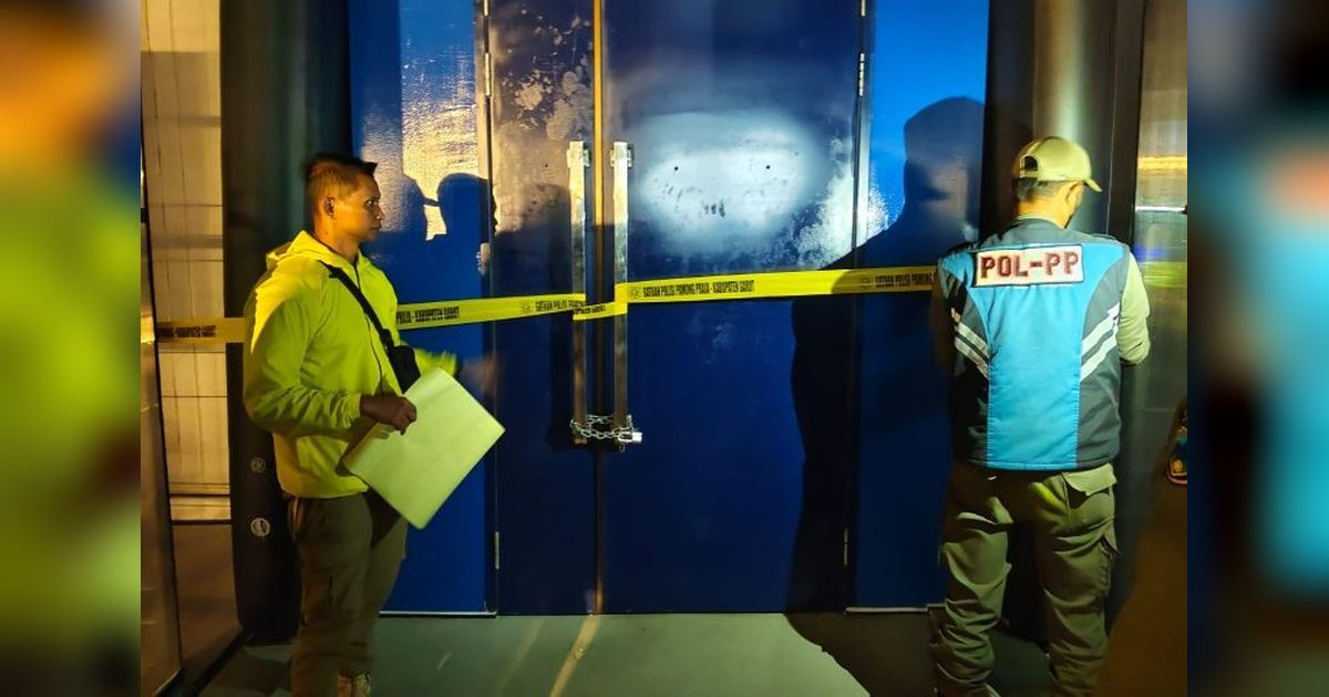 Satpol PP Garut Segel Dua Tempat Usaha Tak Berizin