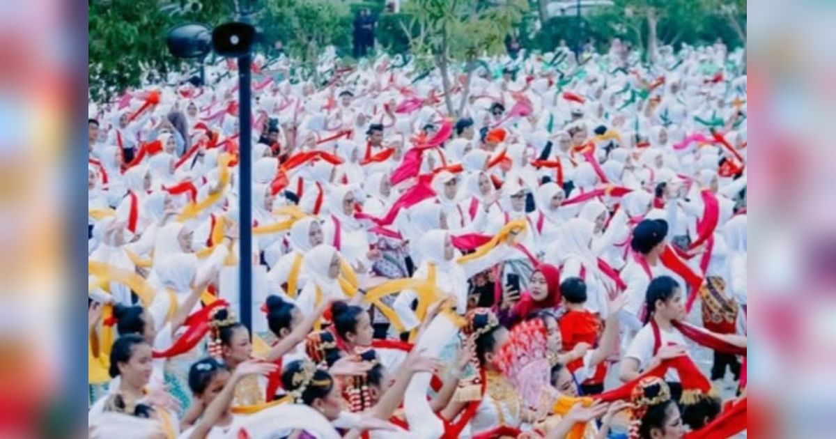 Ribuan Penari Ramaikan Hari Tari Sedunia di Karawang dengan Tari Kliningan