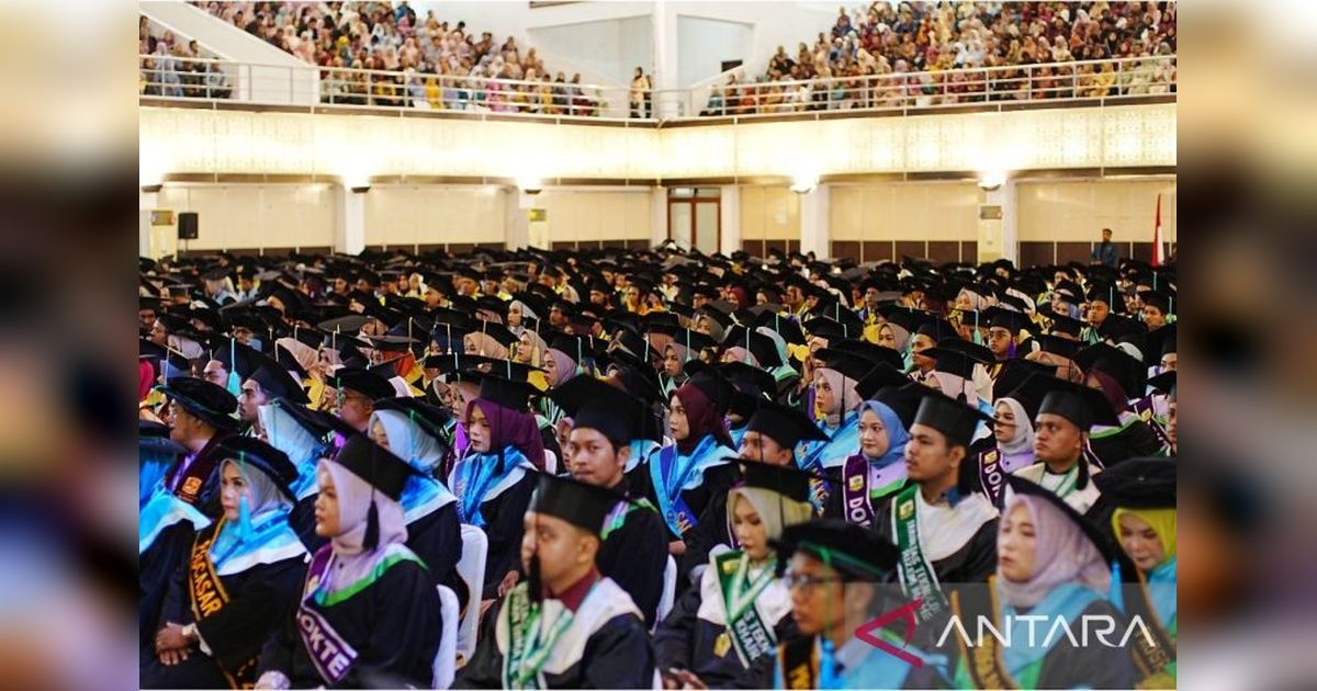 Unand Berikan Ijazah Dua Bahasa di Wisuda 2025, Rektor Beri Pesan Inspiratif