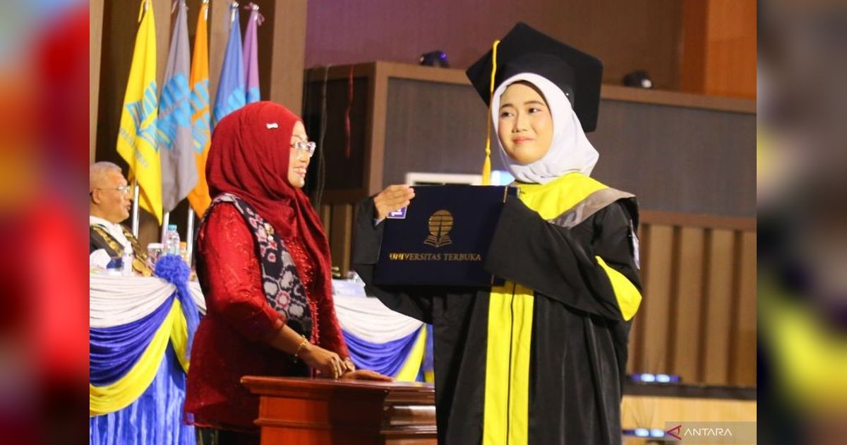 1.580 Wisudawan UT Surabaya Siap Hadapi Persaingan Global