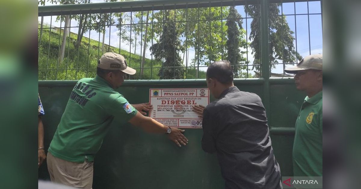 Satpol PP Cianjur Segel Perusahaan yang Tak Kantongi Izin Lengkap