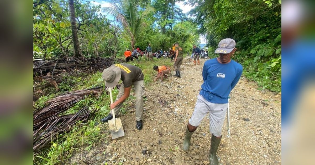 Satgas Madago Raya Bantu Perbaiki Jalan di Poso, Wujud Nyata Kehadiran Negara