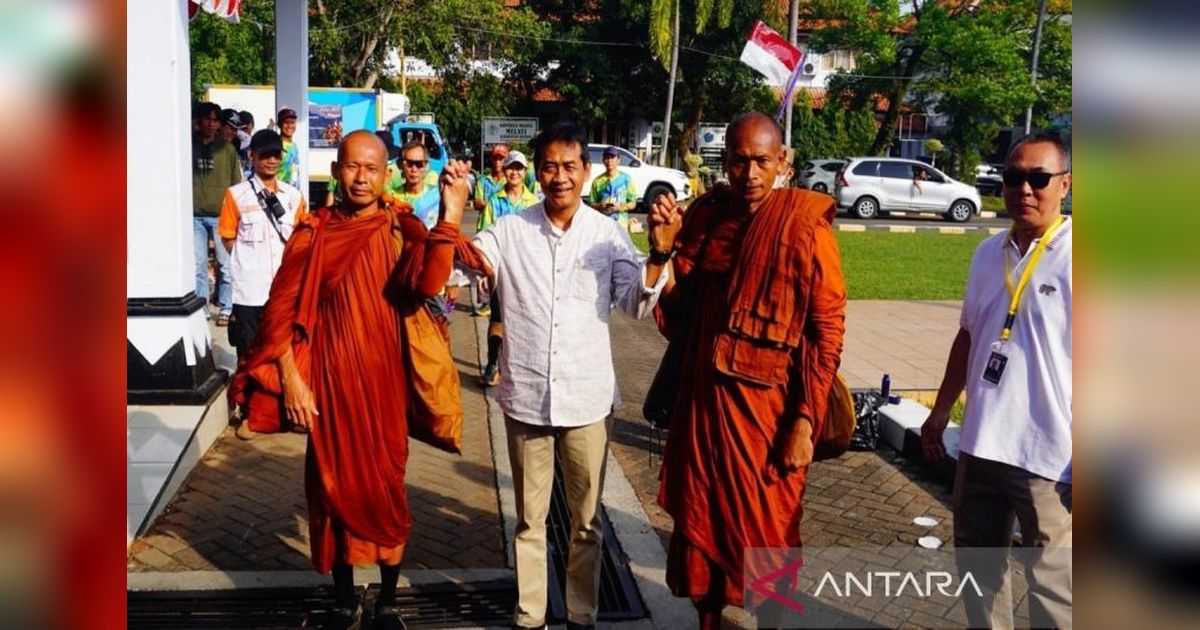 36 Biksu Asal Berbagai Negara Disambut Hangat Pemkab Batang dalam Ritual Thudong Menuju Borobudur