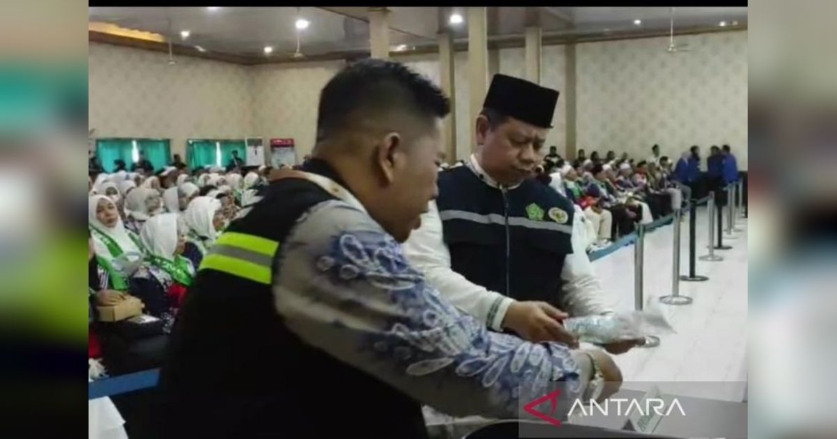 Jamaah Haji Kloter 1 Embarkasi Banjarmasin Berangkat ke Tanah Suci