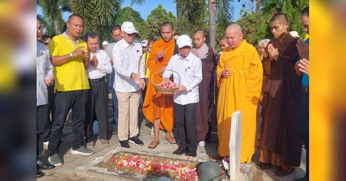 Umat Buddha Lampung Bersihkan TMP Tanjung Karang, Wujud Cinta Tanah Air Jelang Waisak