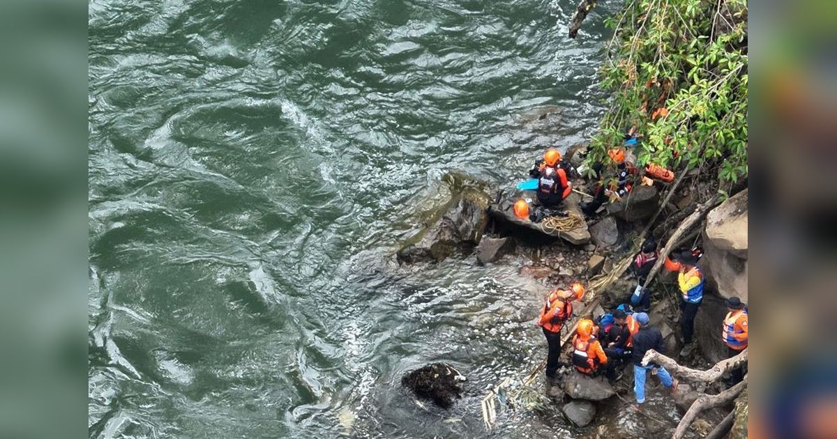 Tim SAR Gabungan Berjibaku Cari Warga Gowa Terseret Arus Sungai Takapala