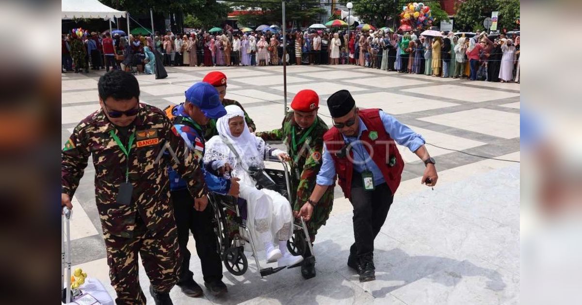 Anggota DPR RI Lepas JCH Kloter 5 Embarkasi Makassar Menuju Tanah Suci