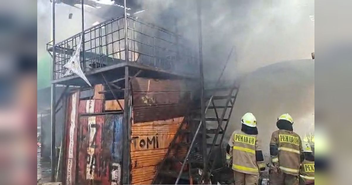 Kebakaran Kantor dan Bengkel Truk Trailer di Jakarta Utara, 20 Jiwa Selamat