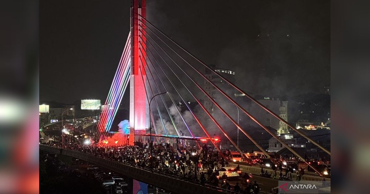 Ribuan Bobotoh Padati Flyover Pasupati Rayakan Kemenangan Persib Juara Liga 1