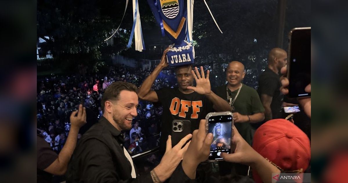 Konsistensi dan Kekompakan Bawa Persib Bandung Juara Liga 1 2024/2025