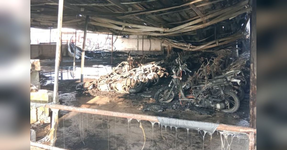 Kebakaran Hebat di Jepara Hanguskan Ratusan Motor dan Warung Makan
