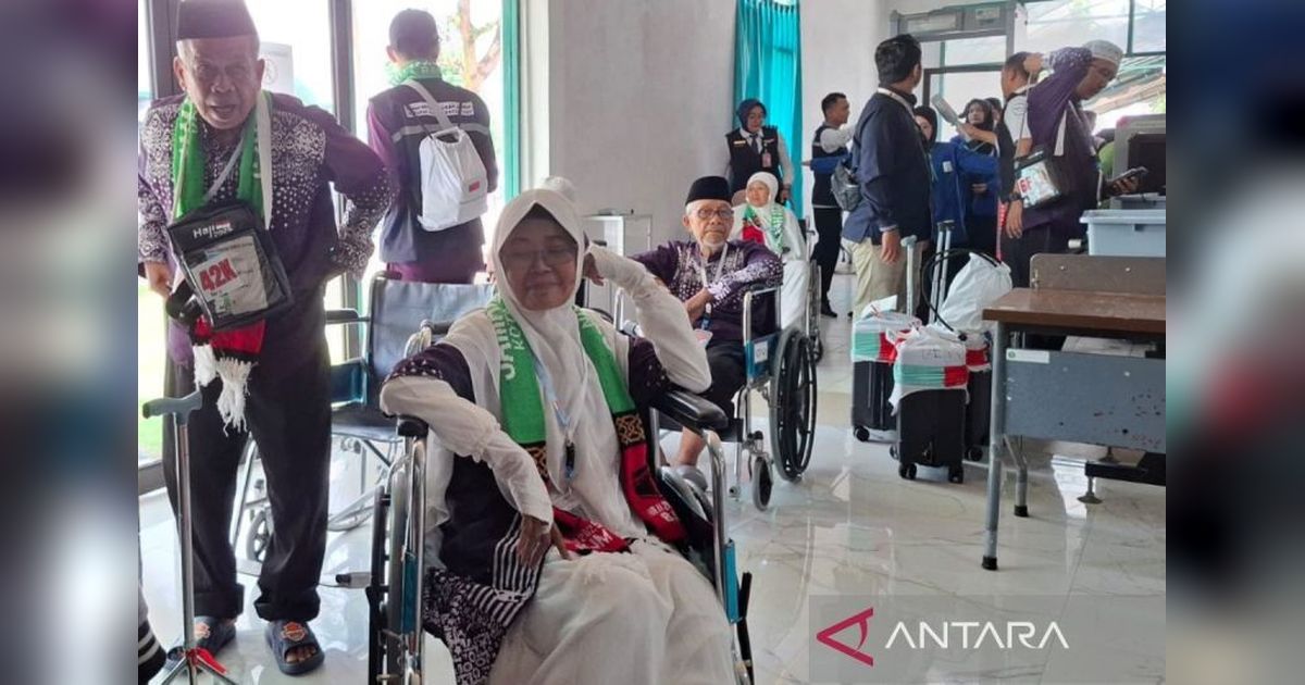 423 Calon Haji Kloter 01 Embarkasi Banjarmasin Berangkat ke Tanah Suci