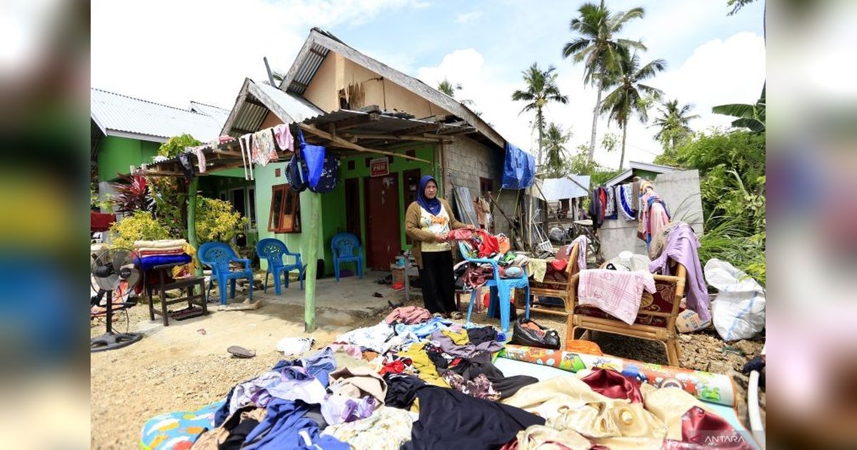 Pemkab Gorontalo Salurkan Bantuan untuk Korban Angin Puting Beliung