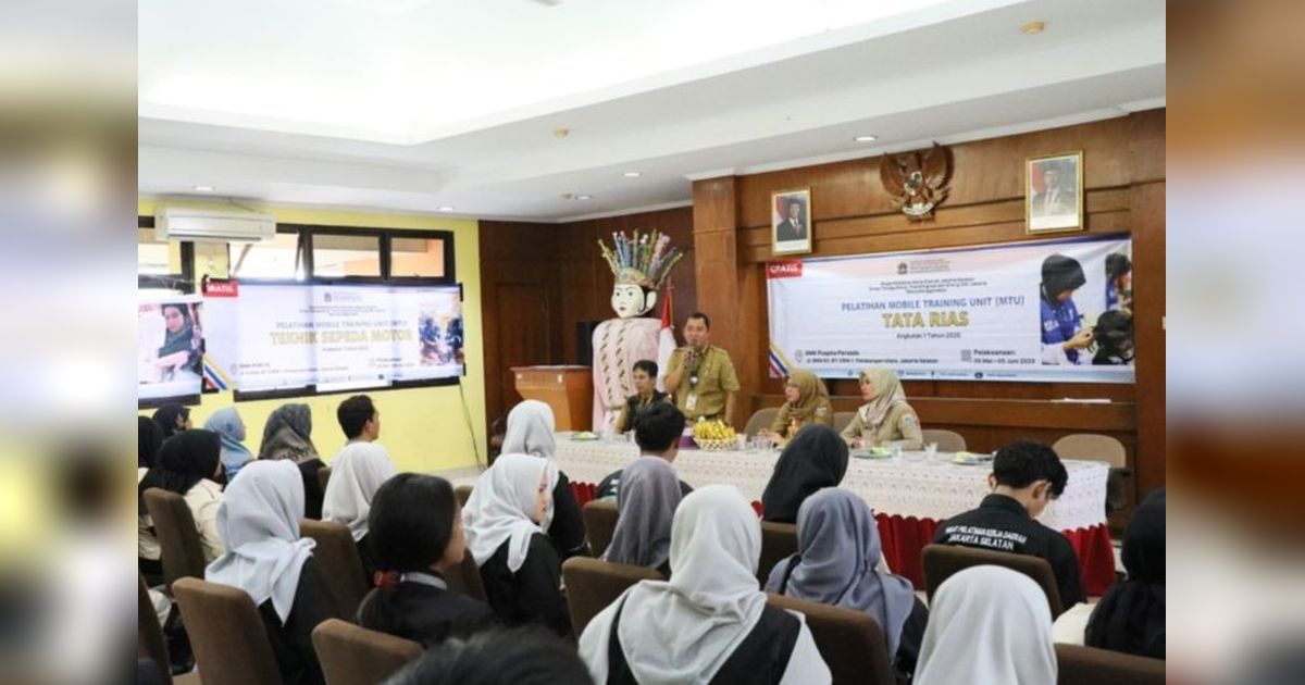 Warga Pesanggrahan Dapat Pelatihan Tata Rias dan Busana Gratis dari Mobile Training Unit