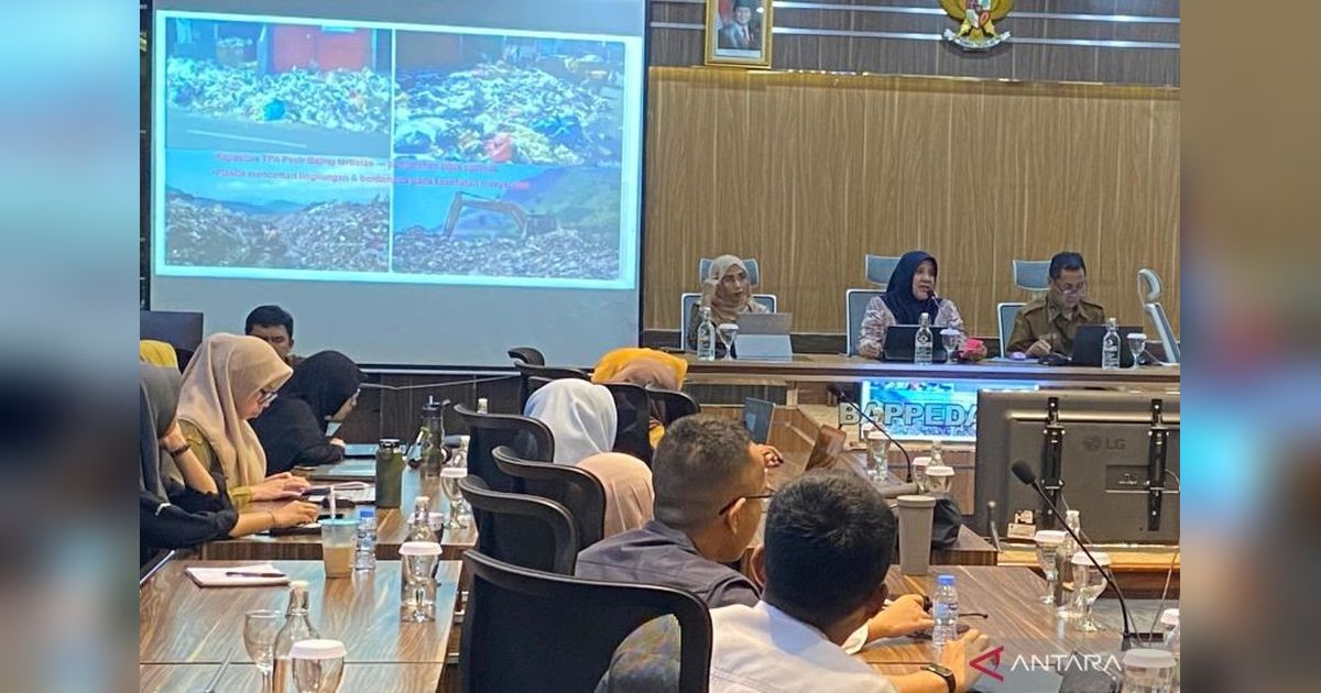 Garut Kembangkan Aspal Plastik: Lebih Tahan Lama dan Ramah Lingkungan