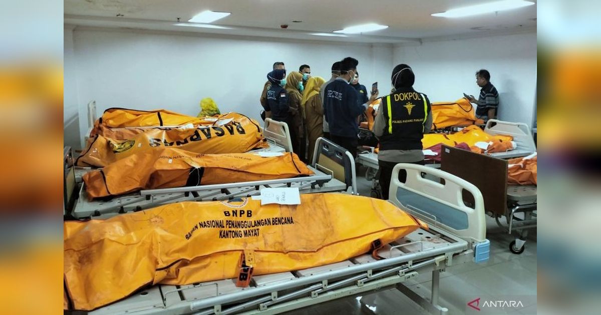 Jenazah Korban Kecelakaan Maut Padang Panjang Dipindahkan ke RS Bhayangkara Padang