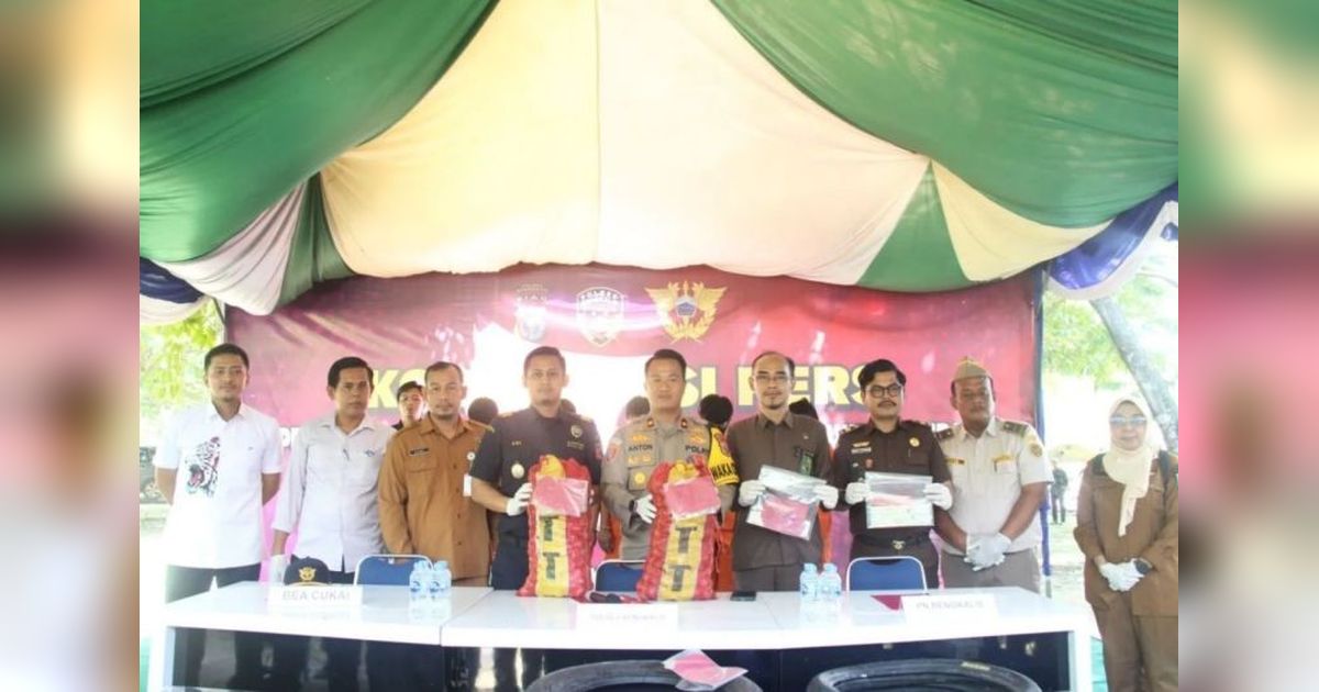 Polres Bengkalis Musnahkan 2.250 Karung Bawang Merah Ilegal dan Ratusan Ban Bekas Malaysia